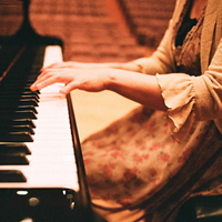 欧美弹钢琴头像图片