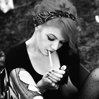 女生吐烟照片 头像图片