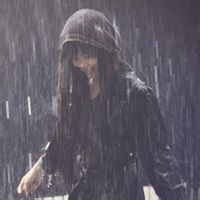 女生淋雨头像 在雨中图片