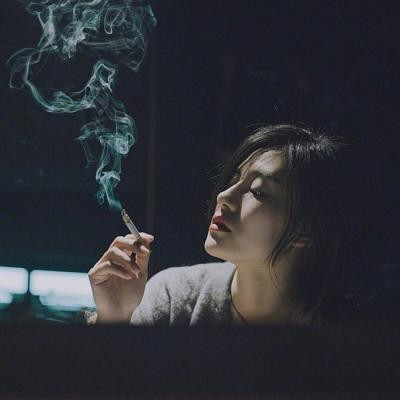 由美头网整理发布,女生头像频道提供更多与吸烟,抽烟,社会相关的头像