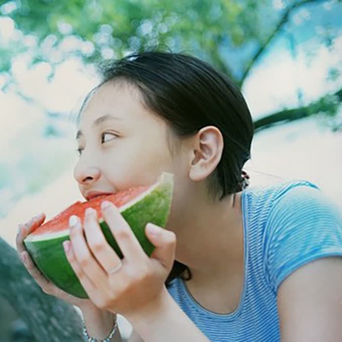 夏日清新吃西瓜女生头像图片