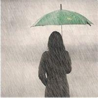 一个人雨中打伞图片图片