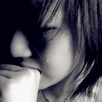 女生哭的流泪的头像伤心难过带眼泪的图片女生头像