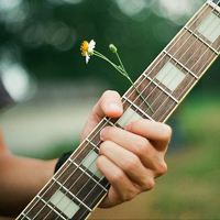 清新文艺范的女生弹吉他头像唯美图片
