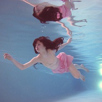 由美头网整理发布,女生头像频道提供更多与水里,水中相关的头像图片