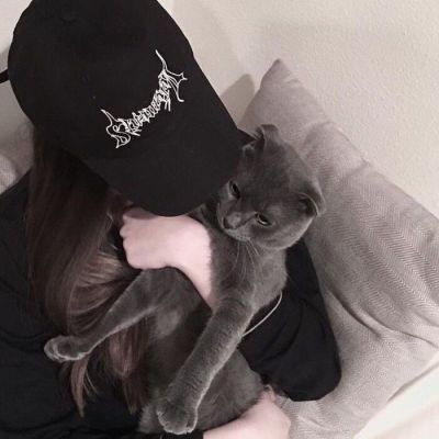 女生抱着猫头像图片