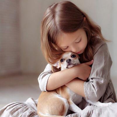 抱着宠物的可爱小女孩头像 萌宠与萌娃感觉很有爱