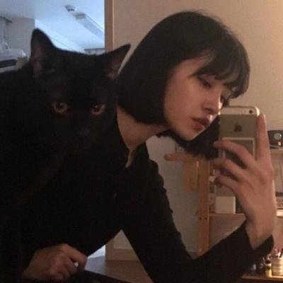 抱猫的女生头像 黑色图片