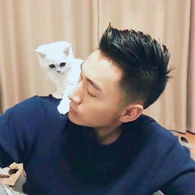 抱猫的帅气男头像高清好看帅气抱着猫的男生头像图片