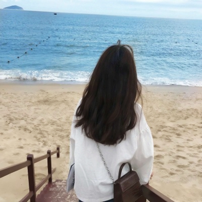 一个人坐海边背影女图片