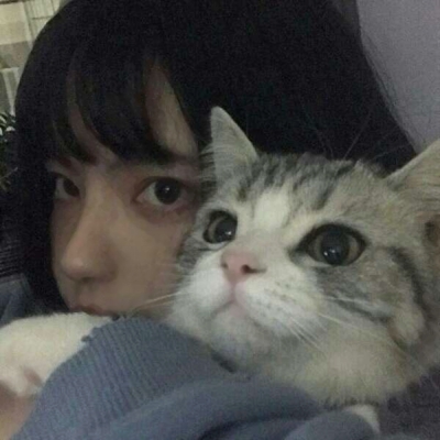 抱着猫咪的女生头像图片