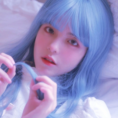 蓝色染发女生头像高清漂亮的蓝色头发女生头像真人图片