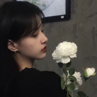 一个女孩拿着花的头像 拿白玫瑰穿黑衣女生图片头像