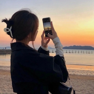 由美头网整理发布,女生头像频道提供更多与夕阳下,夕阳,落日相关的