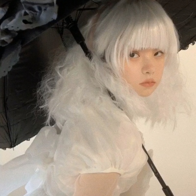 超酷白色头发的个性女头图片