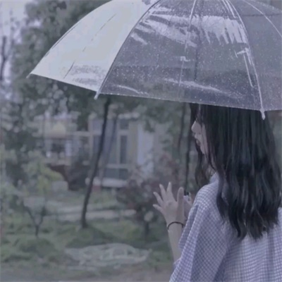雨中头像女打伞图片
