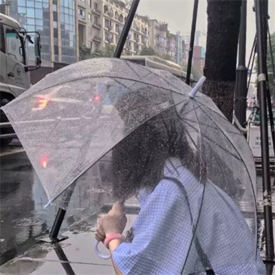 雨中头像女打伞图片