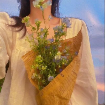 唯美好看的手捧鲜花女生头像 森系精致浪漫甜美的花朵女头